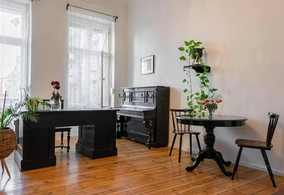 Artistic Altbau Apartment Berlin Almanya
